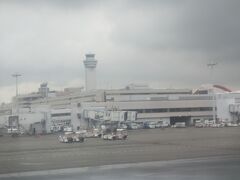 16：10　羽田空港着

57番ゲートに着いた。

雨降ってる？