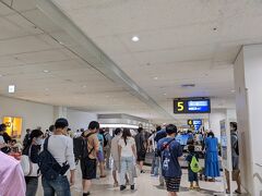 那覇空港に到着しました。
成田の人の多さに驚きましたが、那覇空港もご覧の通り・・・

レンタカーの手続きをして出発するまで、結構かかりました。　

人出が戻っています。まだ夏休み前なんだけど・・・

