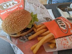 沖縄に来たからには、ランチはA＆W
ポテトがモチモチ。

ルートビアは飲めません(-_-;)