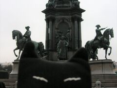 今日のウィーン観光はここで現地ガイドさんと待ち合わせ。
「台座の上にど～んと座っているのは、マリア・テレジアおばさんにゃ」