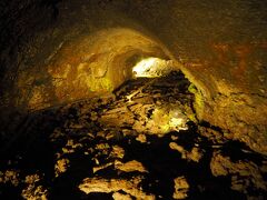 西湖こうもり穴
バスが来るまでの時間調整のつもりがなかなか見応えありました。ヘルメットをお借りして入ります。
