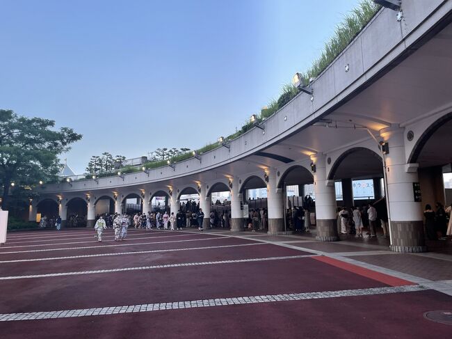 以前よりは、やはりすいていますね。<br /><br />飲食物、レジャーシートの持ち込みは禁止、となっていますが、<br /><br />こちらは以前と同様、荷物チェック等はありませんでした。