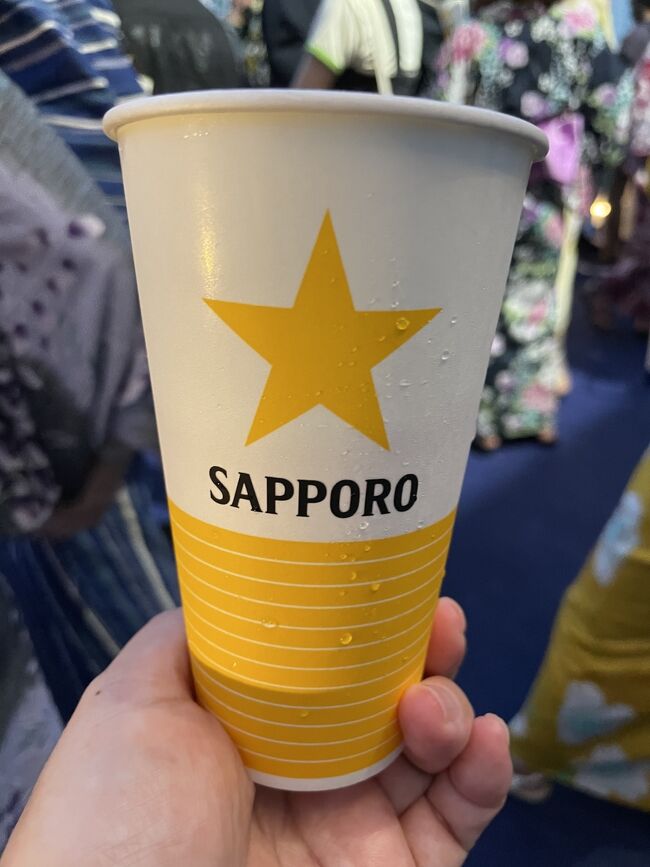 7階の展望デッキで、まずビールで乾杯です。<br /><br />乗船後は皆ビール購入に殺到 !? していました。<br /><br />生ビールを購入できる場所は５、6、7階の各フロアにありましたので、<br /><br />すいているところで買えると良いですね。