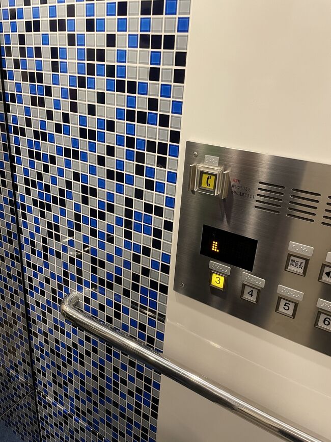 エレベーターもあって、おしゃれですね。