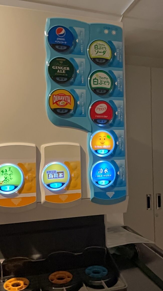 こちらのソフトドリンク飲み放題は、300円(税込)です。<br /><br />時間によっては待ち時間もあるようなので、<br /><br />色々、沢山飲みたい方でなければ、自動販売機のボトルでも<br /><br />良いかもしれません。