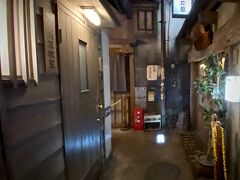 【新横浜、ラーメン博物館の昭和初期の光景】

地下に下りると...


写真：いい、いい!!...この雰囲気...