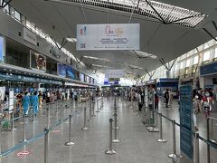 ダナン空港から国内線でホーチミンまで。
ダナン国内線チェックインカウンターはローカルですね。

でもベトナム航空の地上職員が着ているアオザイを見ると、あ～ここはベトナムなんだな～と思ってしまう。
当然だけど・・・。

早めにチェックインして搭乗口の近くで昼食とします。
