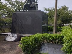 柿安コミュパークにある本多忠勝の銅像。本多忠勝は現在の愛知県岡崎市西蔵前町で誕生して、幼い頃から徳川家康に仕えて家康の天下統一を支えた武将です。数多くの戦場で手柄（てがら）を立て、徳川四天王の一人として活躍を残しました。（桑名市参照）単騎で朝倉軍に対して正面に突入した「姉川の戦い」や武田軍から徳川家を救った「一言坂の戦い」などで武功を上げた功績があります。（刀剣ワールド参照）