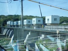 水源公園

春にカヌーを漕いだけど
あの水が抜けるとは
思ってもみませんでしたね