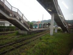 その次の駅が池谷（いけのたに）駅。
駅の手前で高徳線と鳴門線の線路が分かれて、この列車は鳴門線の方へ。見えているのは高徳線のホーム。