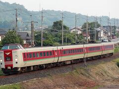 江尾駅で撮影した後、上溝口信号所で停車する3085レを追い抜き伯耆溝口駅近くの撮影地へ先回りして、「やくも2号」を狙います。
米子から伯備線の上り始発は特急なんですよね。

「やくも」の続行で来る上り貨物3082列車や始発の115系、「やくも4号」を撮影して朝の部は終了です。