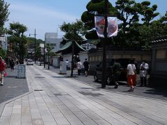 駐車場でバスを下りて、参道を徒歩で太宰府天満宮へ向かいます。
道路の真ん中には敷石が敷かれていますが、車が通るので、歩行者は脇を歩きます。