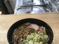 かしわうどん390円
小倉駅では外せない
うどんな～り

やっぱりホームは
雰囲気も味の一つだな