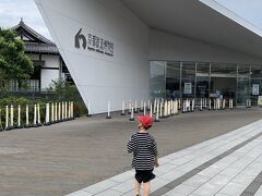 入口はこんな感じ
平日だし、ガラガラ！
事前に入場券を買おうかどうか迷って
平日だし、まあいっかってそのまま来ちゃった(笑)