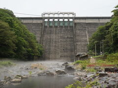 こちらが温泉街の北側にそびえる湯原ダムです。
1955年に完成した重力式コンクリートダムです。まあ普通の多目的ダムですね。