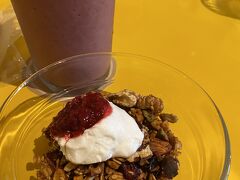 早起きして、朝ごはんを自宅で食べずに、新幹線でいざ大阪へ。長男くんが新幹線で乗り物酔いしてしまい、ドタバタでした。

なんとかルクアのbills大阪に到着。一休から(朝食)ブレックファストプラン＋FRESH JUICE（bills 大阪限定）で8:30に予約。
始めに出てきたのはグラノーラのヨーグルト添え。香ばしくて美味しい。子供たちもスナック感覚でポリポリ。
今回、予約したコースのドリンクは、サンライズドリンクと決まっていました。