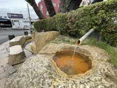 ここから温泉が出てます。
成分が沈んでいますが、かなり濃い感じ。
しばらく手を温め、ホテルに向かいました。

続く。