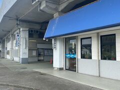 内海駅正面玄関到着。ただ一つ営業の貸店舗は喫茶店。名鉄の乗務員の憩いの場になってました。