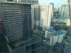 ３日目。
今日も暑くなりそうです。
目の前はホリデーイン。
当初はホリデーインも宿泊地の候補だったのですが、S31スクンビットホテルにして大正解でした。