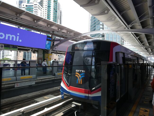 バンコク３日目にして、初めてBTSに乗車です。