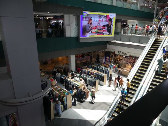 MBKセンター。<br />ここで、いかにもバンコク的なChangBeerのＴシャツを探します。