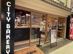 THE CITY BAKERYの新店が、京都錦市場にオープンしました。
一際目立つお洒落な外観です。
