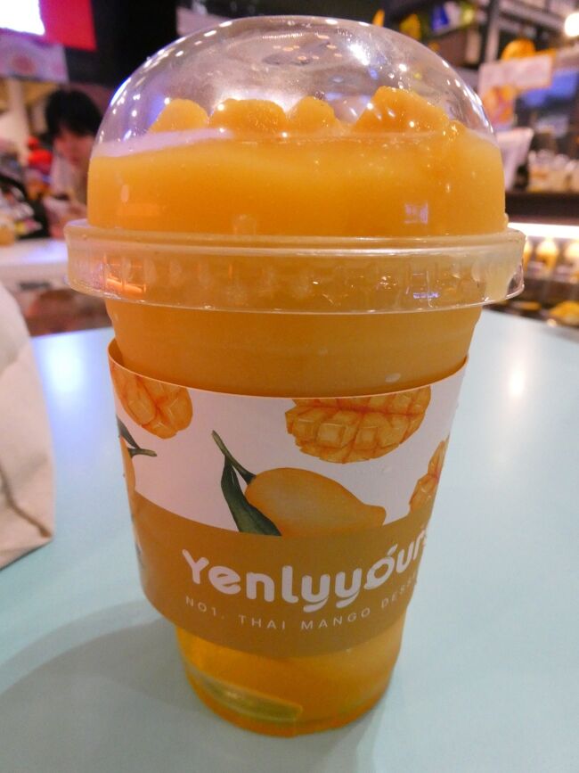 バンコク市街で最後に食すのは、やっぱりマンゴー。<br />この旅２回目のYenly Yoursです。<br />今回のスムージーは、果肉とゼリー入り。<br />もう、店舗ごと買い取って日本に持って帰りたい気分です。