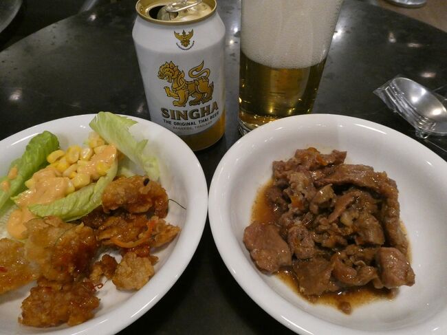 ラウンジ内はかなり空いていました。<br />フードの種類はぼちぼちでしょうか。<br />左の一見チキンに見える唐揚げは、白身魚の唐揚げです。