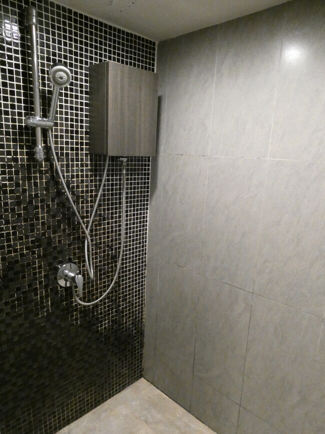 ラウンジの一番の目的はシャワー。<br />今日も１日中歩き回ったので、どうしてもシャワーを浴びたかったんです。<br />ミラクルラウンジを避けたのも、利用者が多くてシャワーが混雑していそうだから。<br />目論見通りこちらのラウンジは空いていたのですが、予想外だったのがシャワーブースの数。男性用１室、女性用１室しかないんです。シャワーブースはトイレの中にあり、男性用/女性用で完全に分かれているため、仮に女性用が空いていたとしても男性は利用できません。<br />私が予約した時点で、予約待ちは４名。搭乗時刻までの２時間ちょっとで順番が回ってくるかドキドキしていたのですが、何とか間に合いました。<br />シャワーブースは広め。味気ないインテリアで水圧も弱めでしたが、汗を流せたら文句はありません。シャンプーやリンス、ボディソープやローションも、小瓶が備え付けられていました。