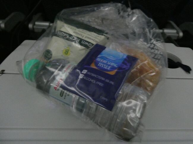 離陸後しばらくしてから配布された軽食。