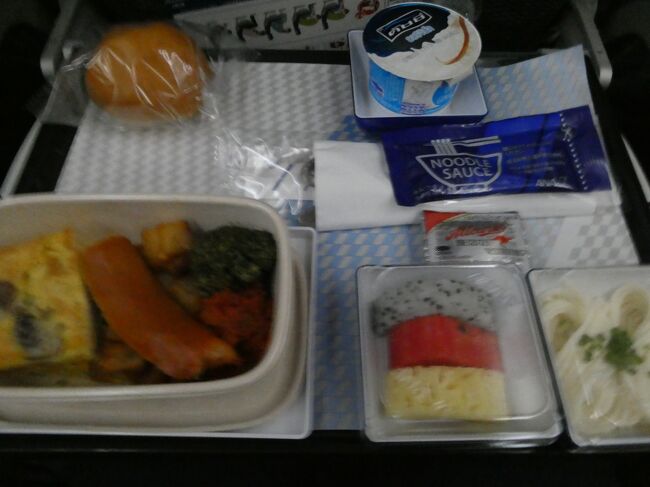 到着２時間前に配布された朝食。<br /><br />それにしても、久しぶりの国際線エコノミー、深夜便なのに寝られません。