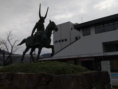 10時前に彦根駅に到着しました。駅からは、彦根城の天守閣が小さく見えました。城まで10分くらい歩きました。