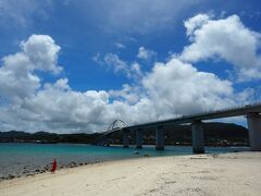 瀬底大橋を渡って瀬底島に到着。海、超きれい！！！