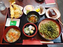 参道の脇のお茶屋さんで遅めの昼ごはん。静岡らしくお茶を使ったうどんのセット。ちゃんとお茶の味と香りがしておいしかったです。