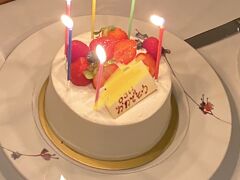 長男くんが、どうしても誕生日ケーキが欲しいというので、事前予約したストレスのホールケーキ12cm
お腹いっぱいです、苦しい…