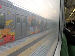 陸前大塚駅で下り列車と行き違い。向こうはマンガッタンライナーだ。