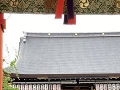 【八坂神社】
　祇園祭は堀川通ー烏丸通の周辺の町に山や鉾が立ち　ここから四条通ー河原町通ー御池通ー新町通を巡行していくお祭りです。
山や鉾は祇園の町はもちろん八坂神社は通りもしなければ山や鉾が飾られもしません。
　実は山や鉾は八坂神社の神様である3台のお神輿が　街を巡る前に街の穢れや悪きものをはらって廻るためなものです。御神輿の通る前にその道を綺麗にする露ばらいのようなものです。
このように祇園祭は八坂神社での儀式とそこから町に繰り出す三台の御神輿が神事の中心です。