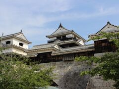 松山城
創立者は中編でも書きましたが、加藤嘉明公で・・
1600年この地を「松山」と命名しましたが～着工から25年、城の完成を目前にして会津へ転封となったそうです。