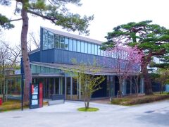 鶴岡公園内の荘内神社のすぐお向かいにあるの
が「藤沢周平記念館」。
この地で生まれた時代小説の大家の作品をギュ
ーッと紹介している。