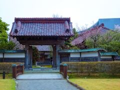 鶴岡公園から信号一つ渡ったところにあるのが
「旧藩校致道館」。
