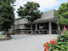 東京文化会館(東京都台東区上野公園)

この独特なフォルムは故前川國男氏の設計で、1961(昭和36)年に完成、オープン。
