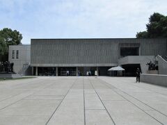 国立西洋美術館（東京都台東区上野公園）

1959（昭和34）年オープン。本館はフランスの建築家ル・コルビュジエによる設計で、2016年に世界文化遺産に登録。

松方幸次郎氏のコレクション「松方コレクション」が非常に多いです。
明治の総理大臣も務めた松方正義の三男で、神戸の川崎造船所（川崎重工業）の初代社長に就任。造船で得た利益で膨大な数の美術品を買い集めたそうです。個人の趣味のためではなく、将来日本に美術館を作って、若い芸術家たちに本物の西洋美術を見せるためだとか。素晴らしい人ですね！