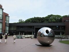 東京都美術館（東京都台東区上野公園）

『my sky hole 85-2　光と影』井上武吉　ステンレス、鉄　1985年
巨大なボーリング玉ではなかったんですね、失礼!