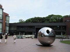 東京都美術館（東京都台東区上野公園）

『my sky hole 85-2　光と影』井上武吉　ステンレス、鉄　1985年
巨大なボーリングの玉ではなかったんですね、失礼!