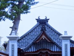 鶴岡公園から車で約10分少々。次に向かったの
が「龍覚寺」である。
小説蝉しぐれでは「龍興寺」として描かれる。