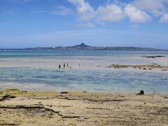 １時間ほどで備瀬海岸に到着

有料の駐車場（500円）に車を停めて目の前の海岸に
降りると海の向こうに特徴的な頭の伊江島が見えた。
