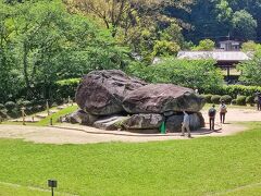 石舞台展望台からの眺めです。
石舞台古墳は、一辺約55mで、日本最大級の方墳です。
アクセスは、近鉄吉野線の飛鳥駅から「橿原神宮前駅東口」行きのバスに乗り、石舞台バス停で下車。
もしくは、レンタサイクル等の手段があります。