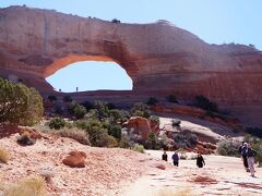 モアブの町に着く前に見えた巨大な風穴ウィルソン アーチ Wilson Arch。