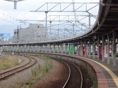 朝の函館駅。このカーブしたホームが函館駅を主張している。