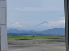 7月に入ってから雨が続いたけど、今日は良い天気。
久しぶりに富士山が雲の上に頭を覗かせています。